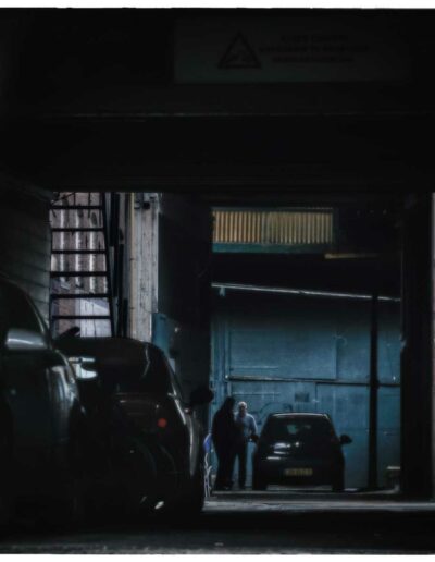 Le garage, straatfoto John Peters